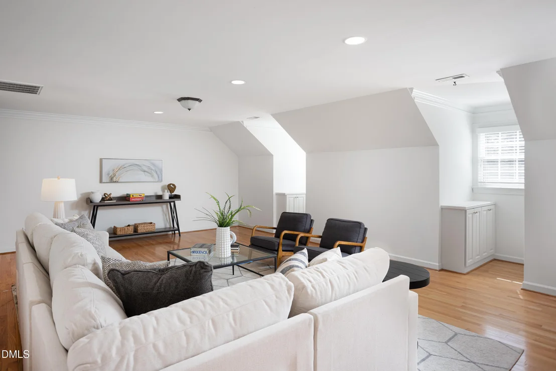 Photo of 1000 E Oak Drive