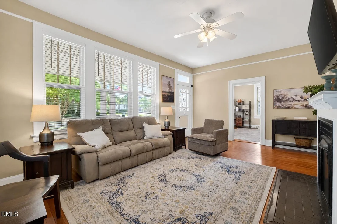 Photo of 907 Broad Street W