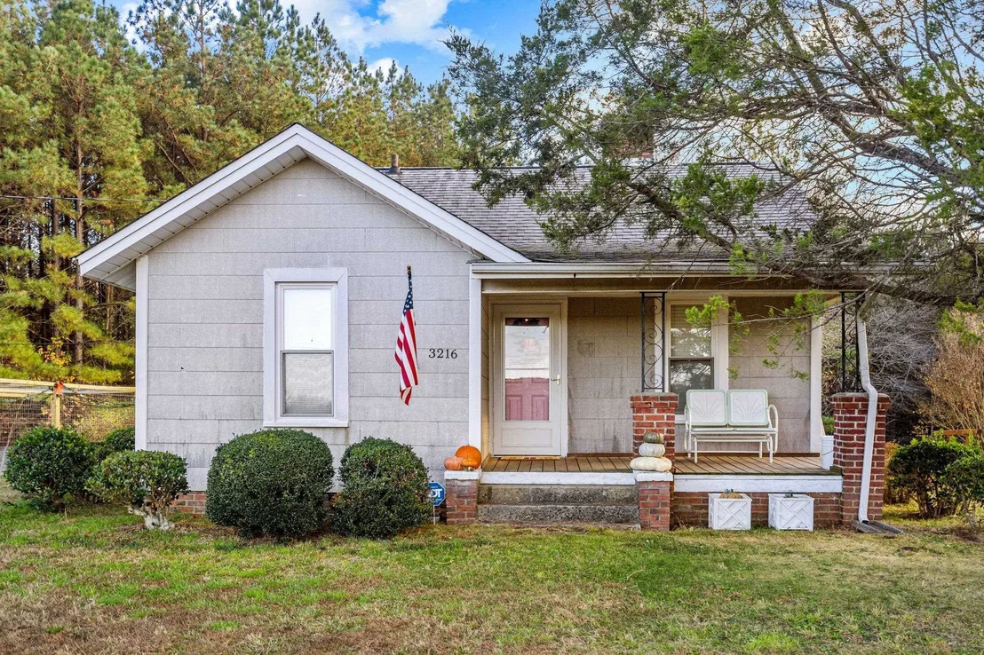 Photo of 3216 Hamlin Road