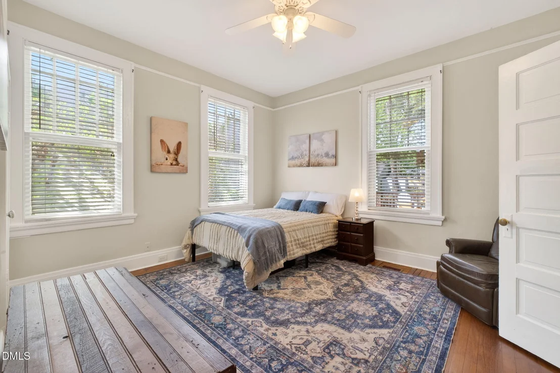 Photo of 907 Broad Street W