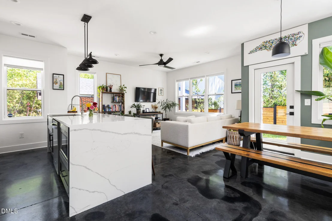 Photo of 825 W Markham Avenue