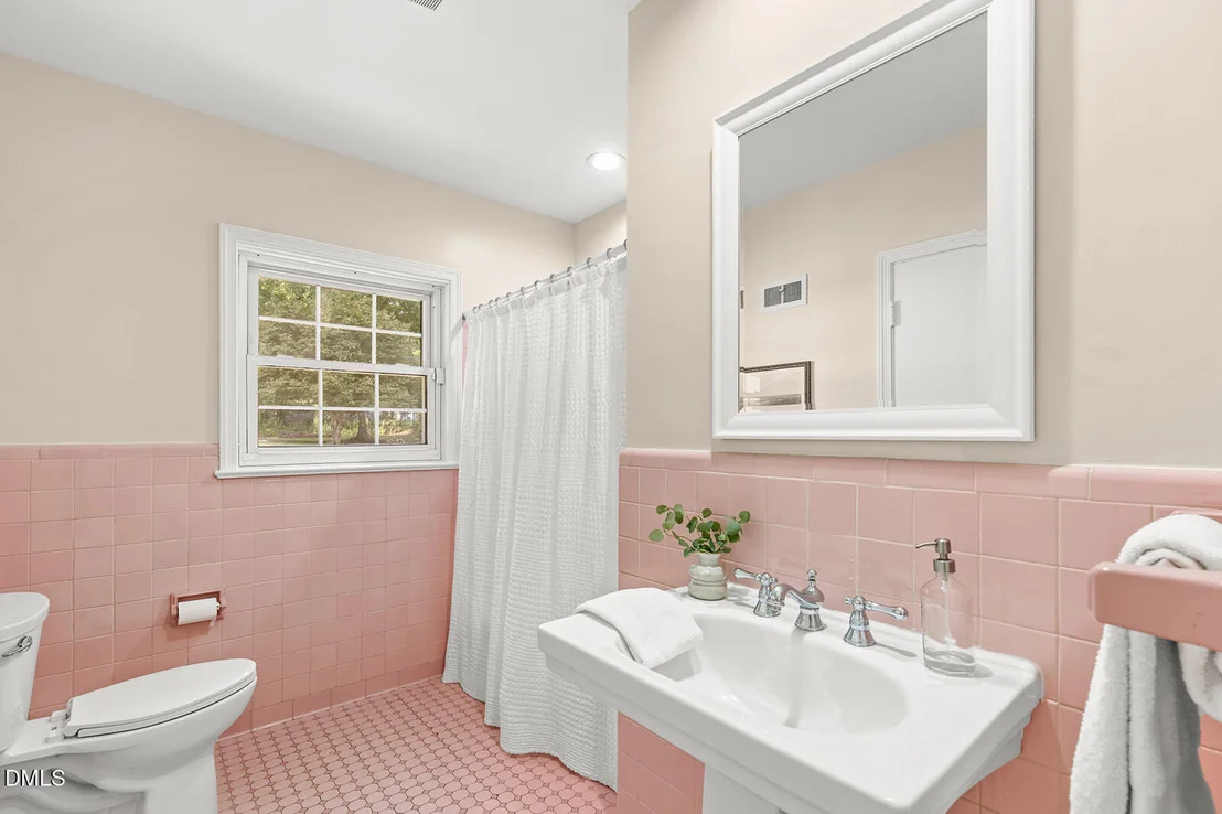 Photo of 2720 University Drive