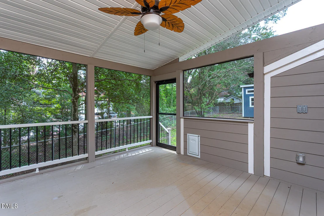 Photo of 921 Devon Avenue