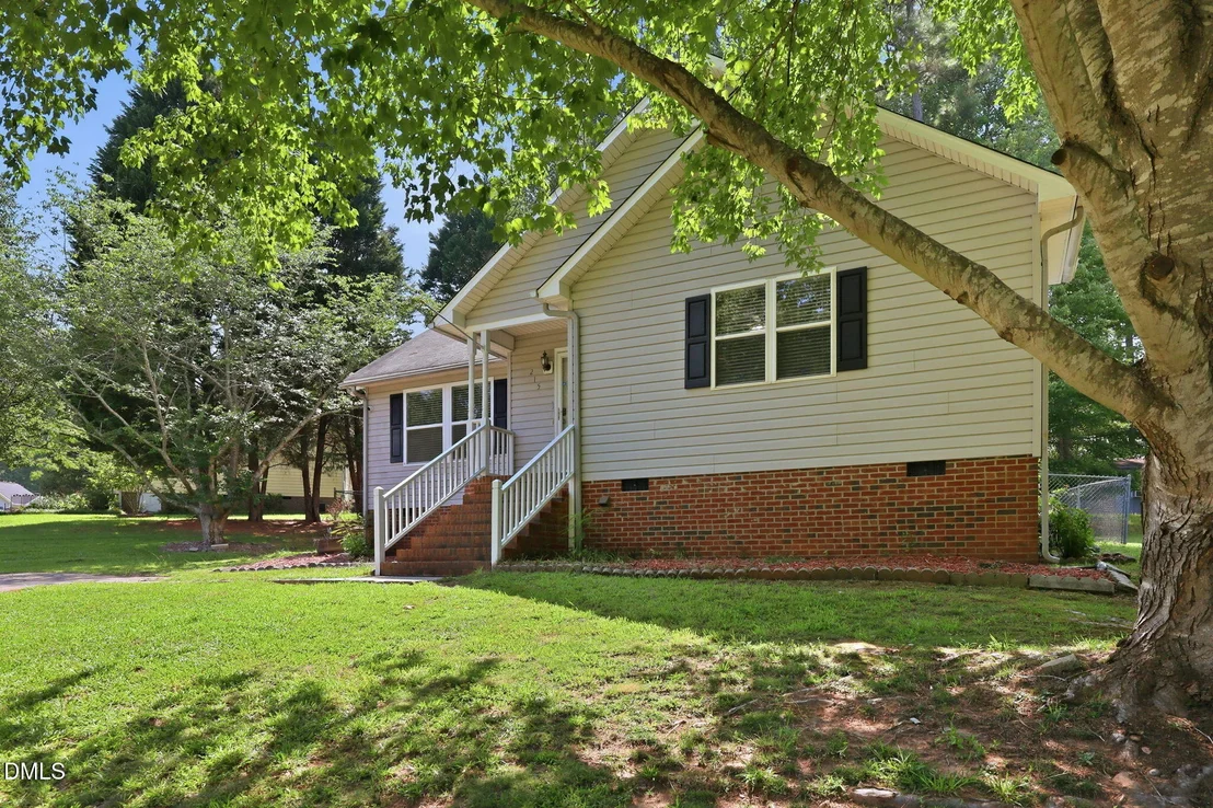 Photo of 215 Brookfield Circle