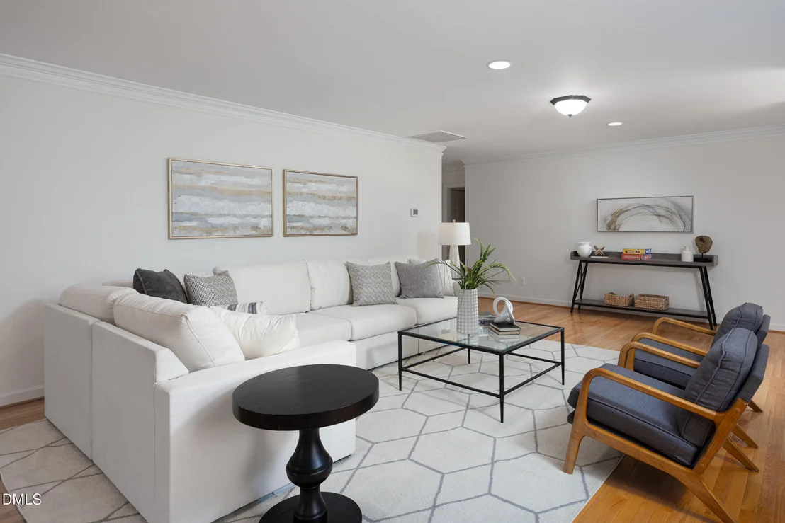 Photo of 1000 E Oak Drive