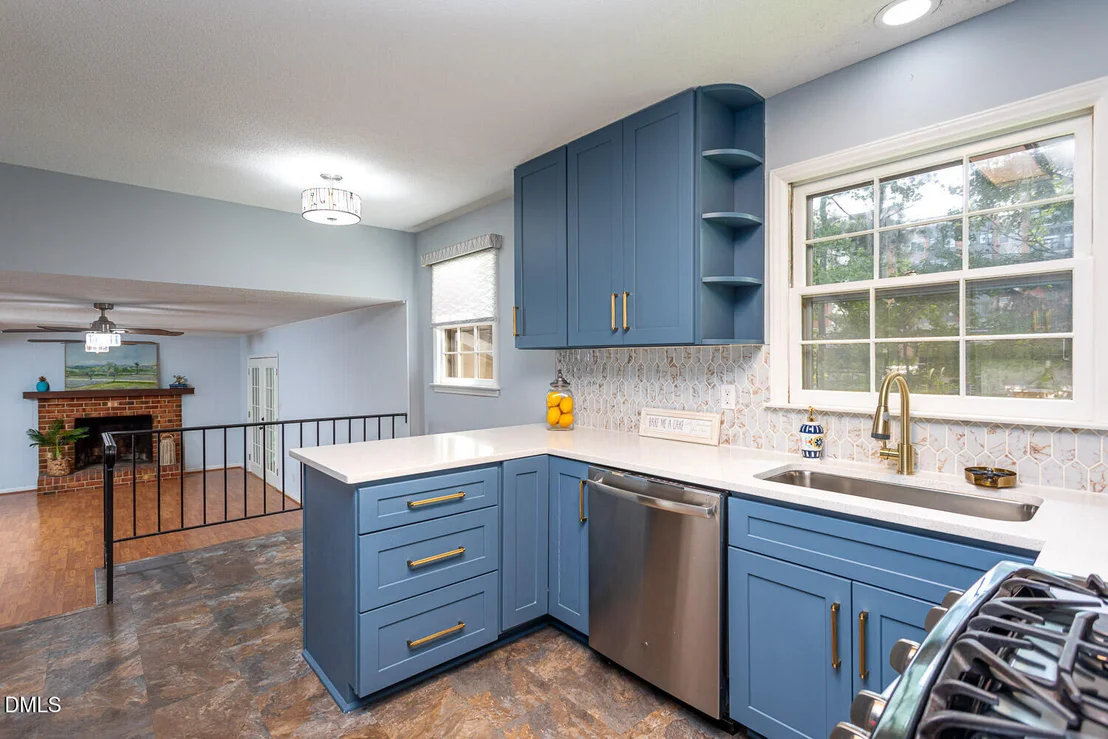 Photo of 921 Devon Avenue