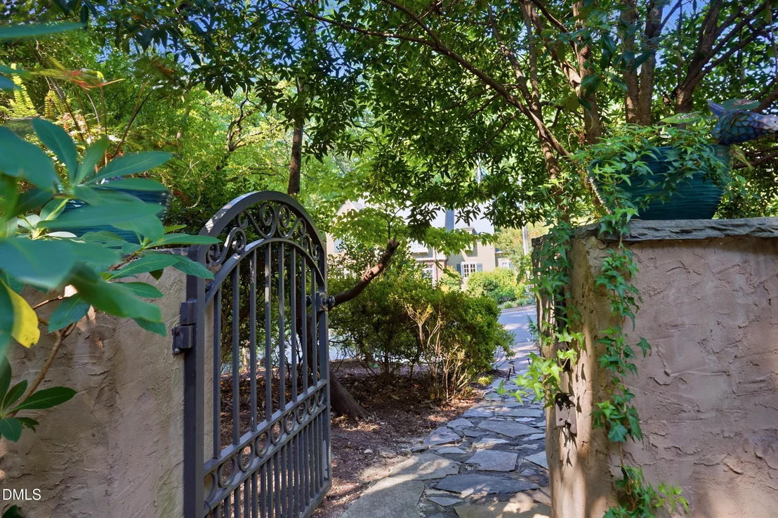 Photo of 3129 Eton Road