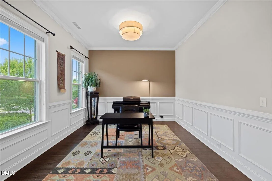 Photo of 1049 Queensdale Drive