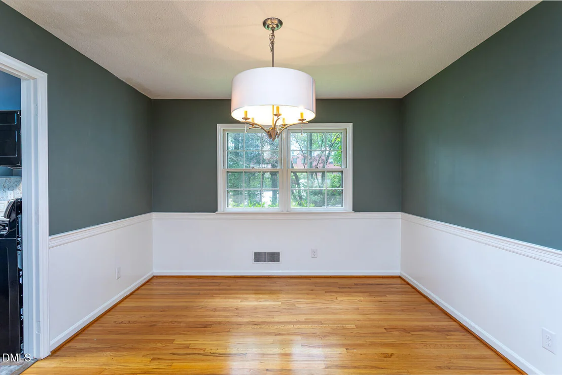 Photo of 921 Devon Avenue
