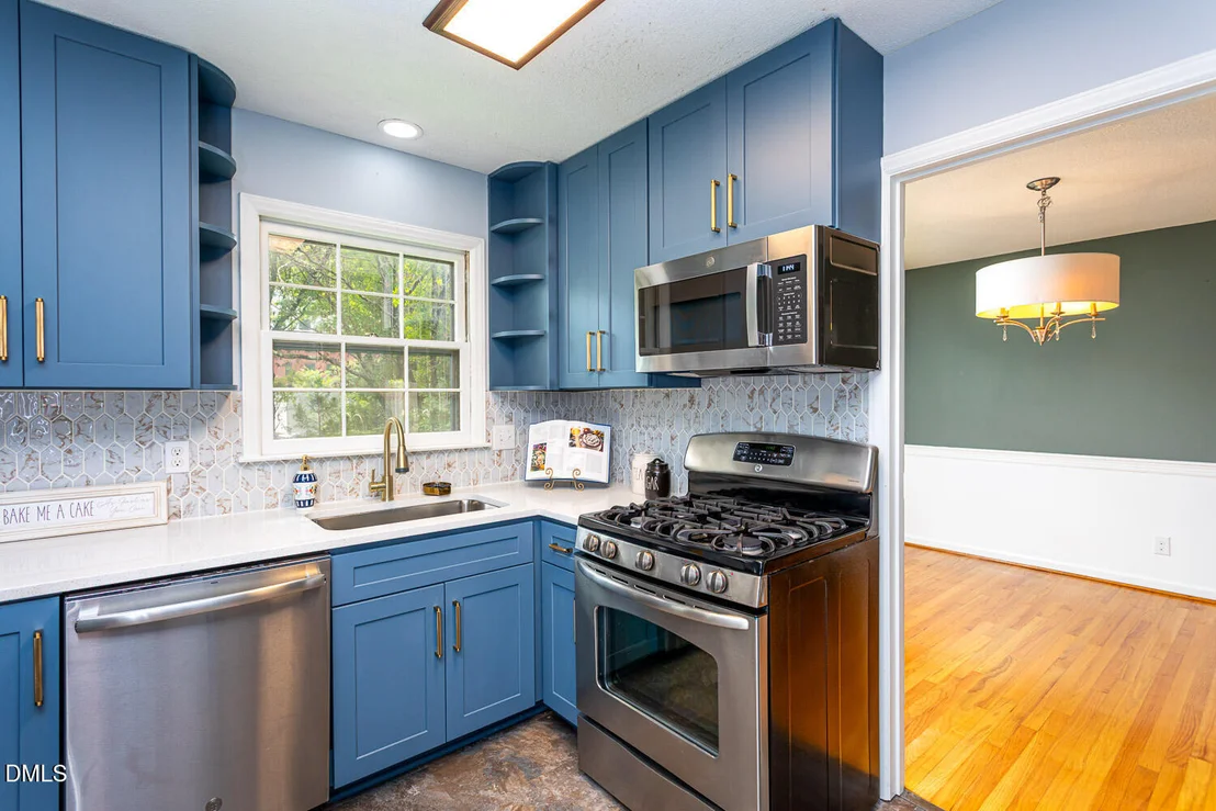 Photo of 921 Devon Avenue