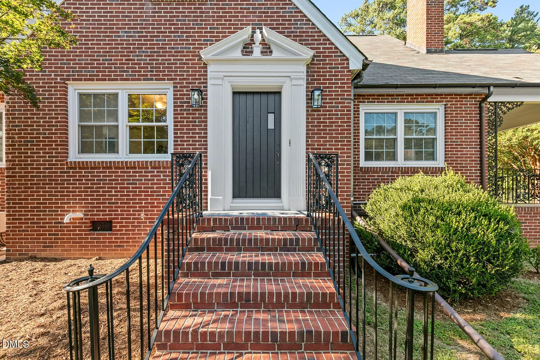 Photo of 2720 University Drive