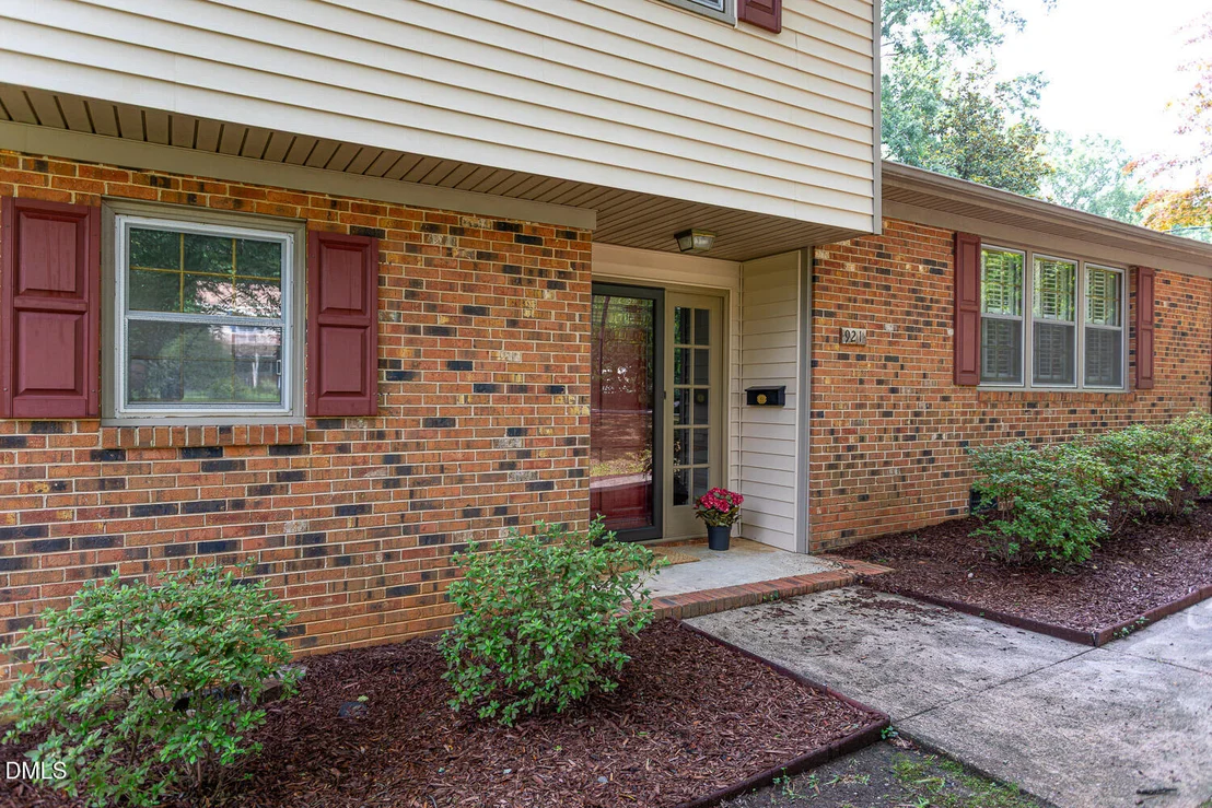 Photo of 921 Devon Avenue