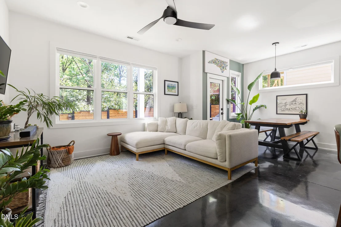 Photo of 825 W Markham Avenue
