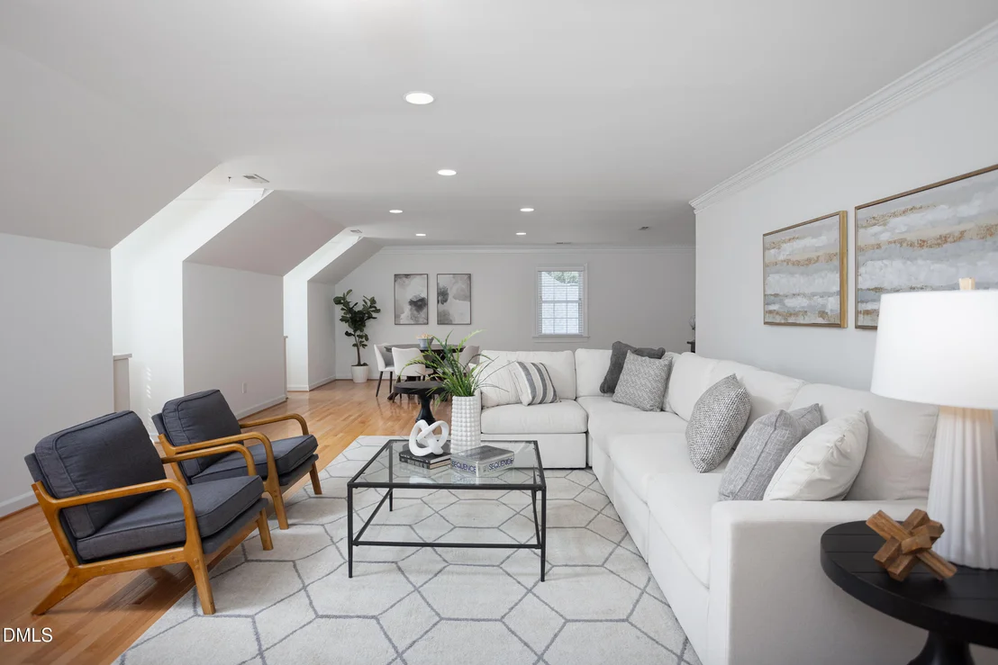 Photo of 1000 E Oak Drive