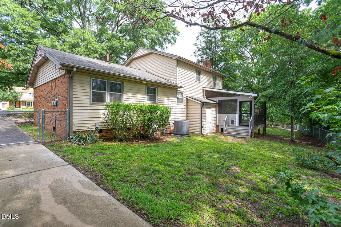 Photo of 921 Devon Avenue