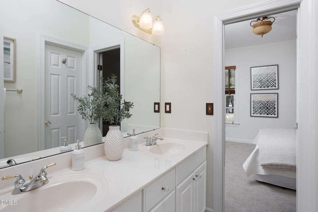 Photo of 1000 E Oak Drive