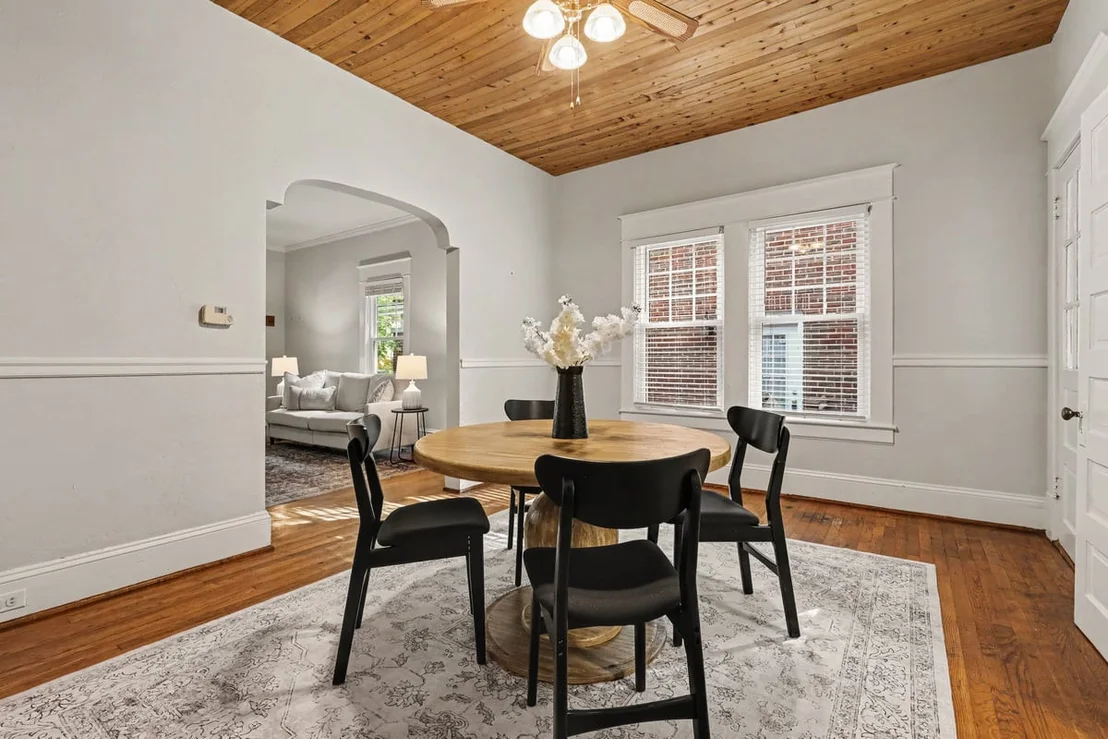 Photo of 903 W Markham Avenue
