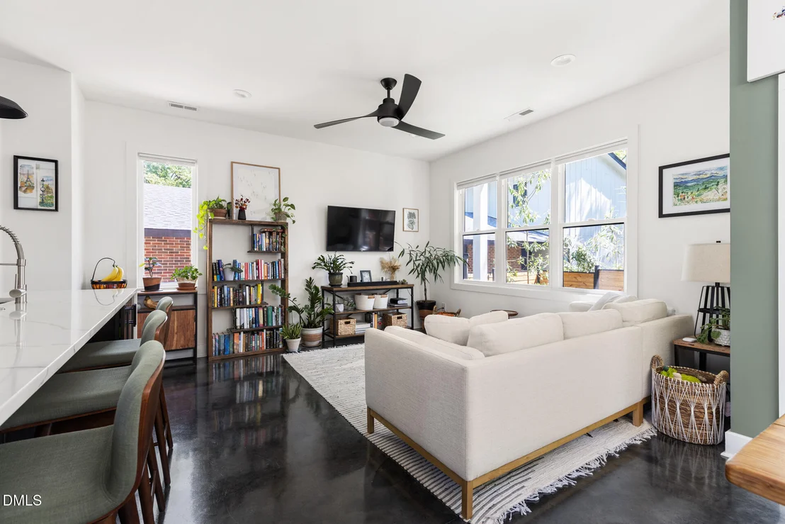 Photo of 825 W Markham Avenue