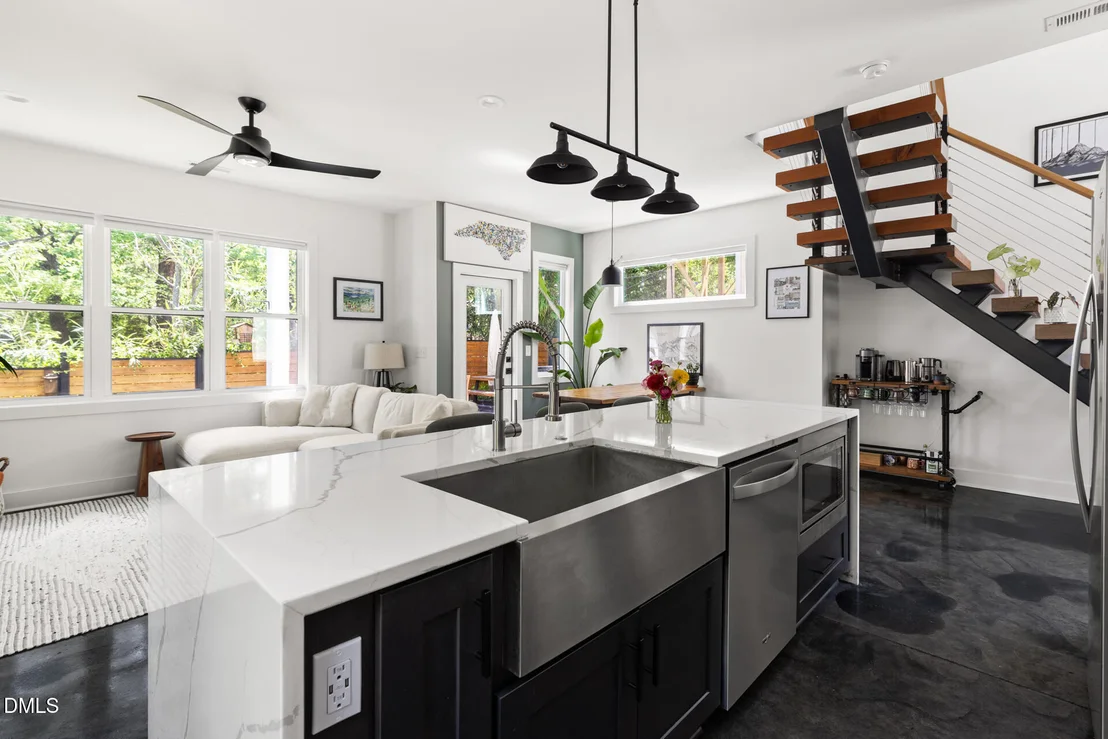 Photo of 825 W Markham Avenue