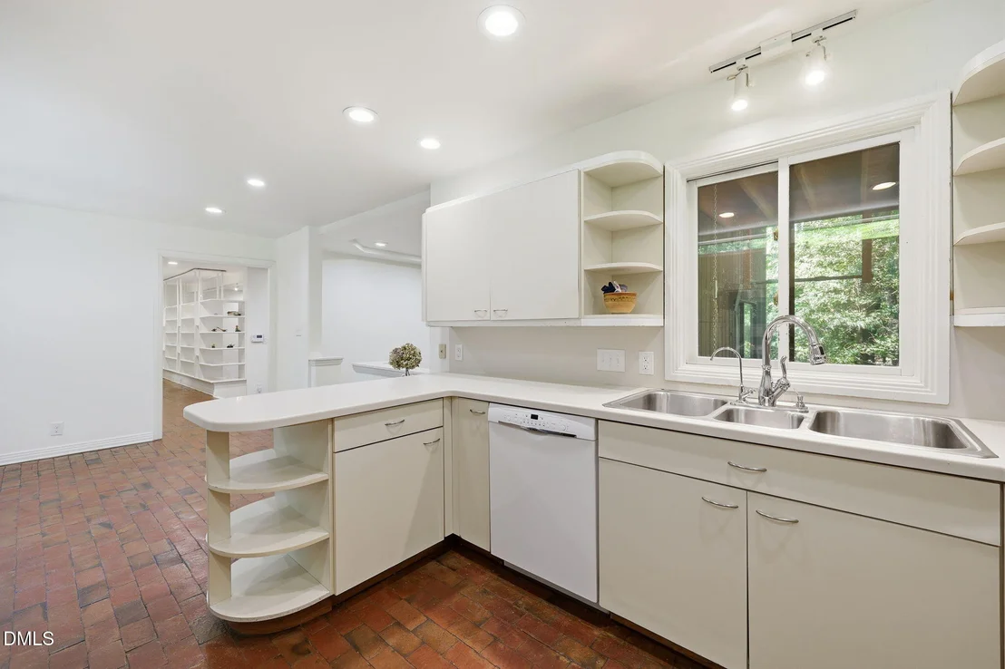 Photo of 910 Tarik Drive