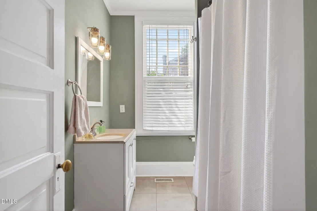 Photo of 907 Broad Street W