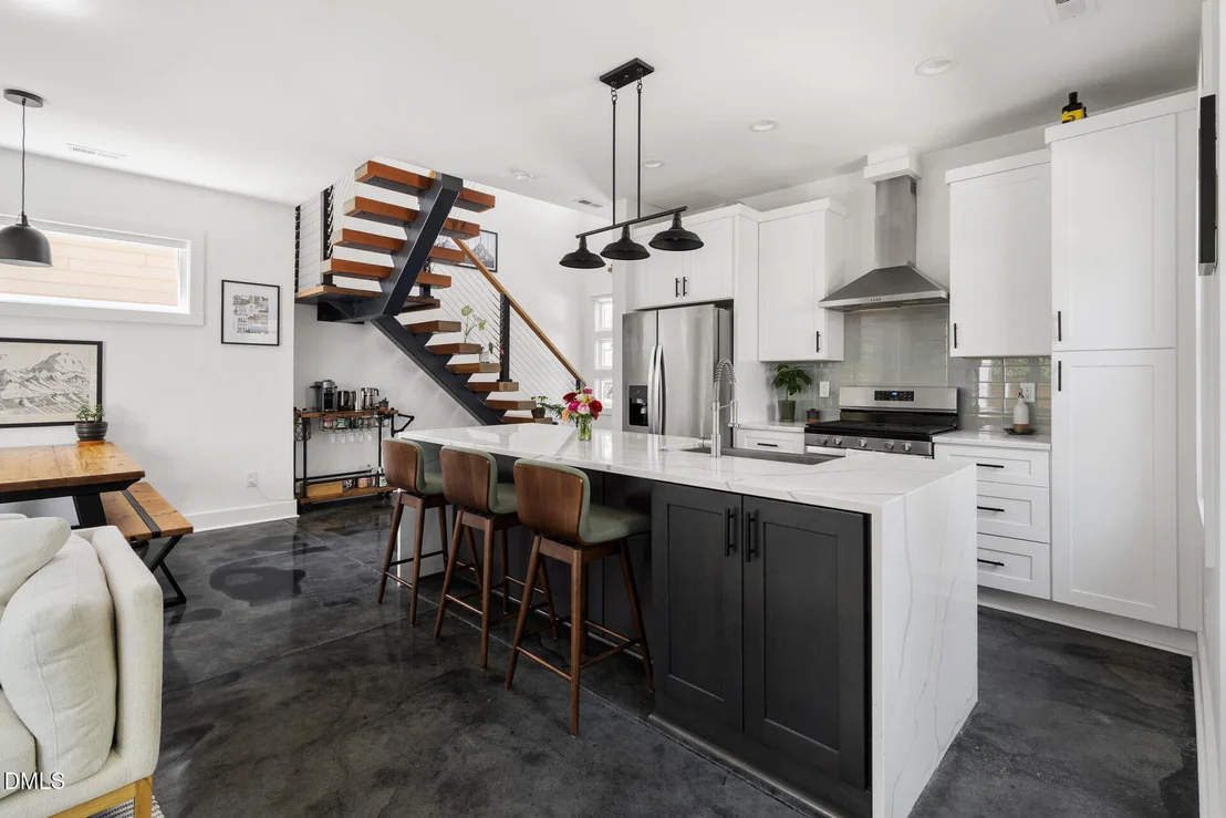 Photo of 825 W Markham Avenue