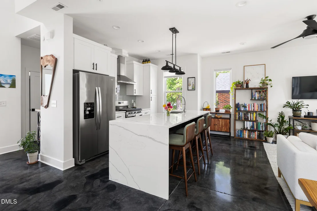 Photo of 825 W Markham Avenue