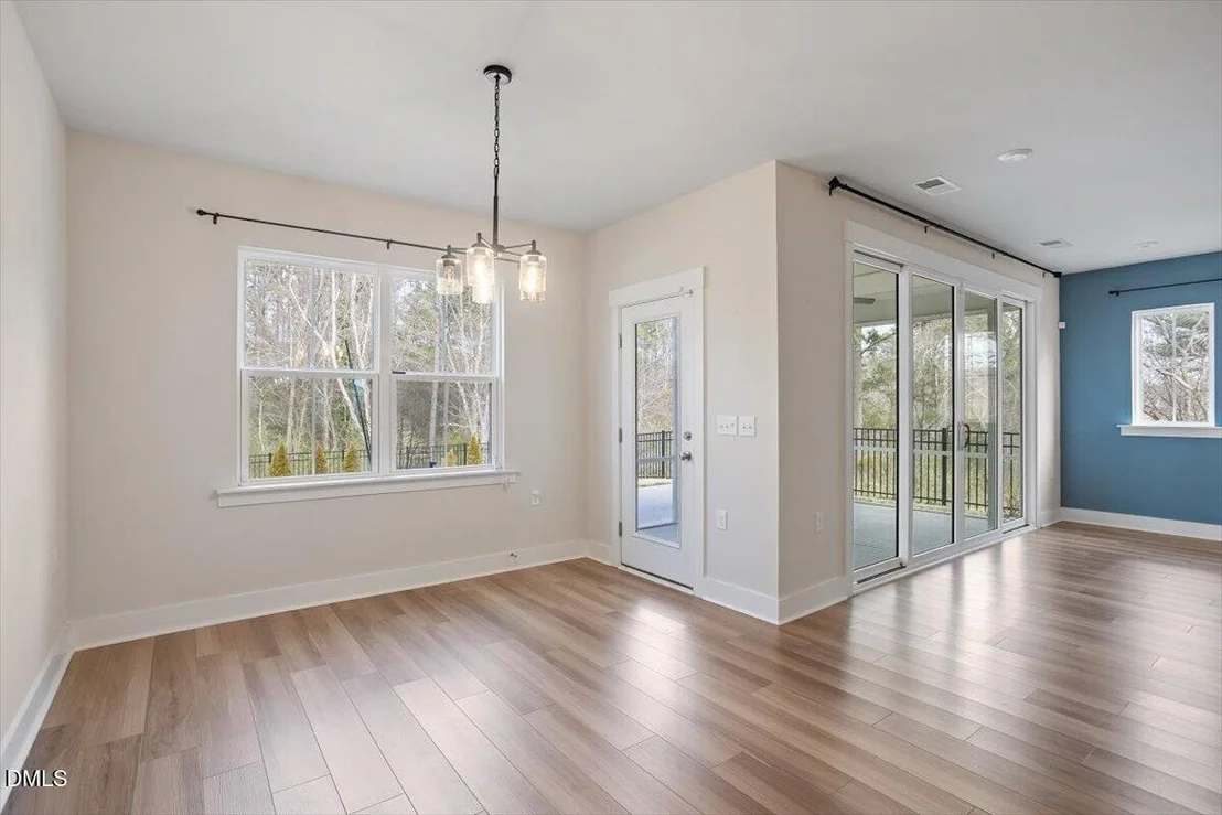 Photo of 541 Roycroft Drive