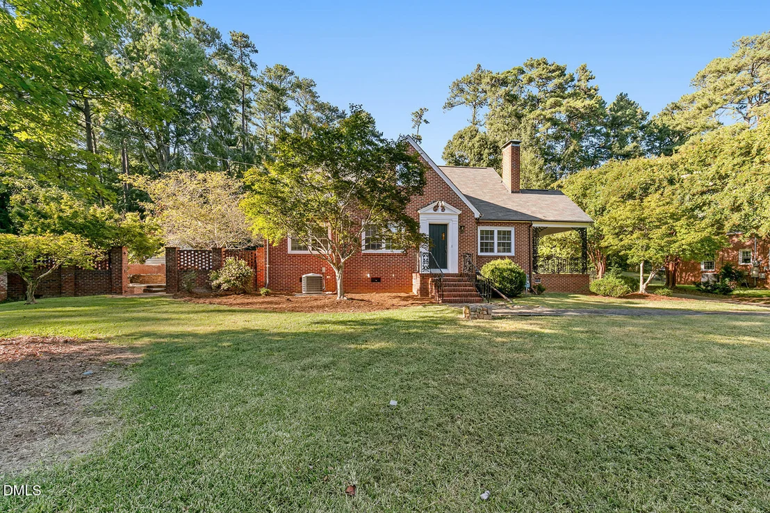 Photo of 2720 University Drive