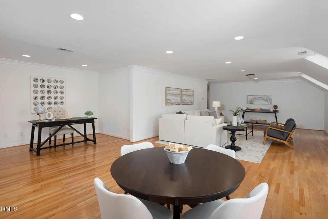 Photo of 1000 E Oak Drive
