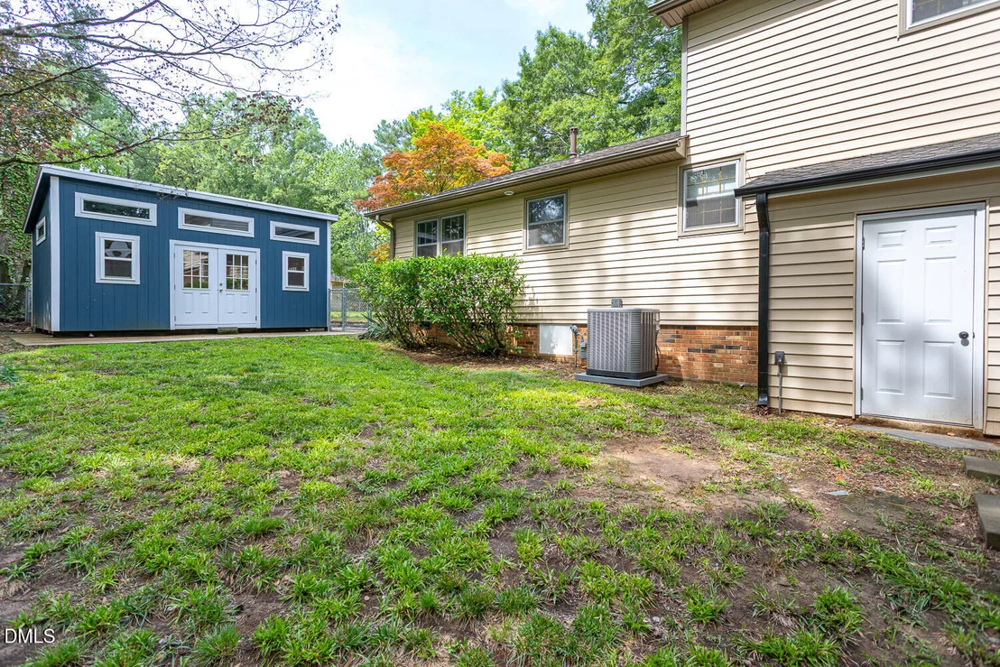 Photo of 921 Devon Avenue
