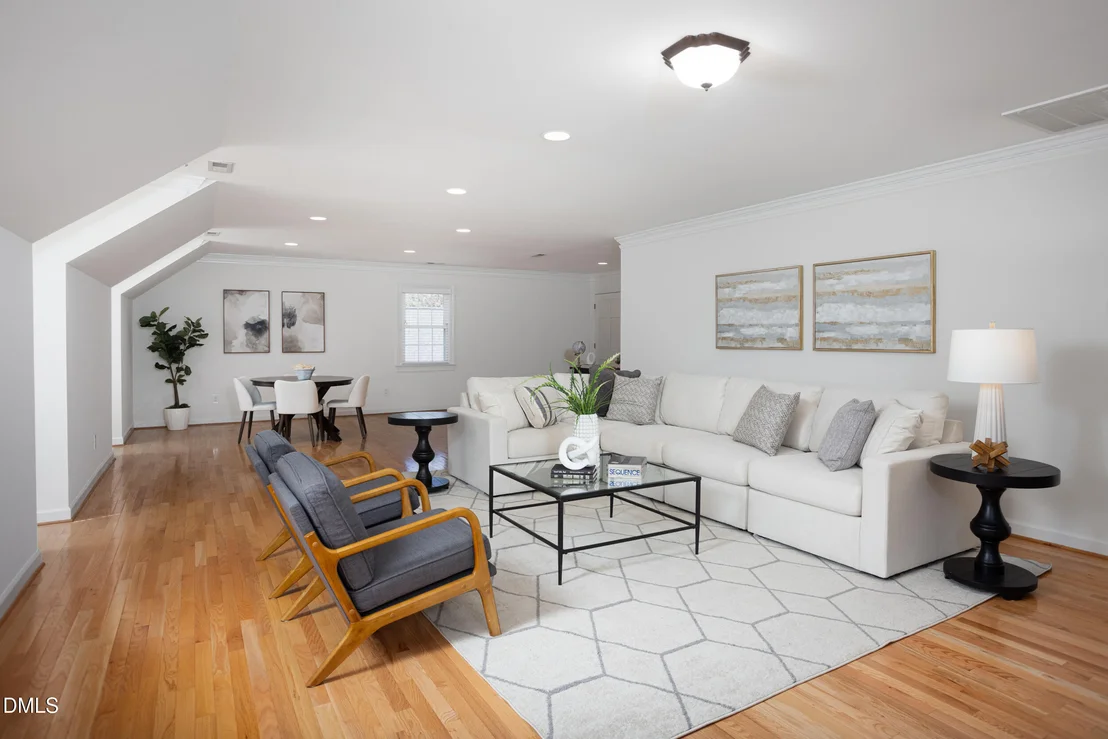 Photo of 1000 E Oak Drive