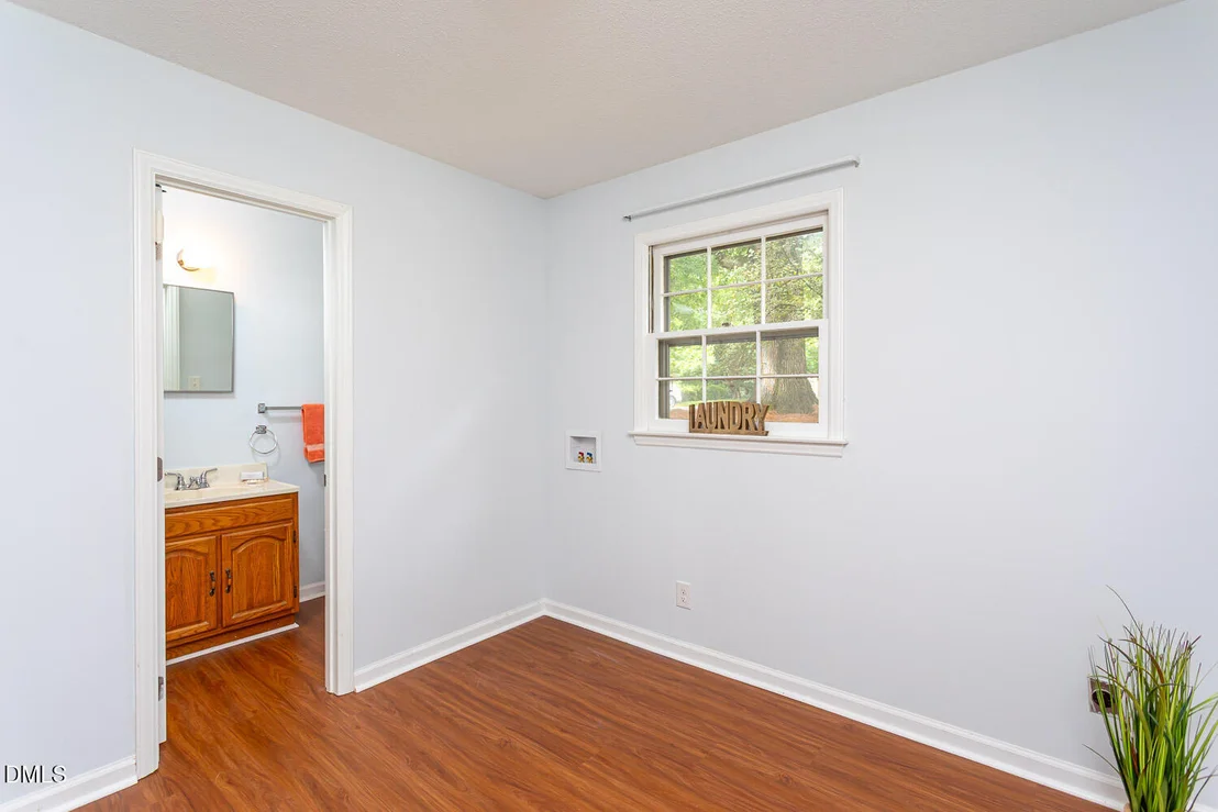 Photo of 921 Devon Avenue