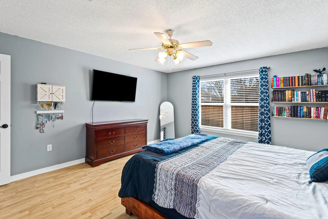 Photo of 560 Rough Leaf Lane