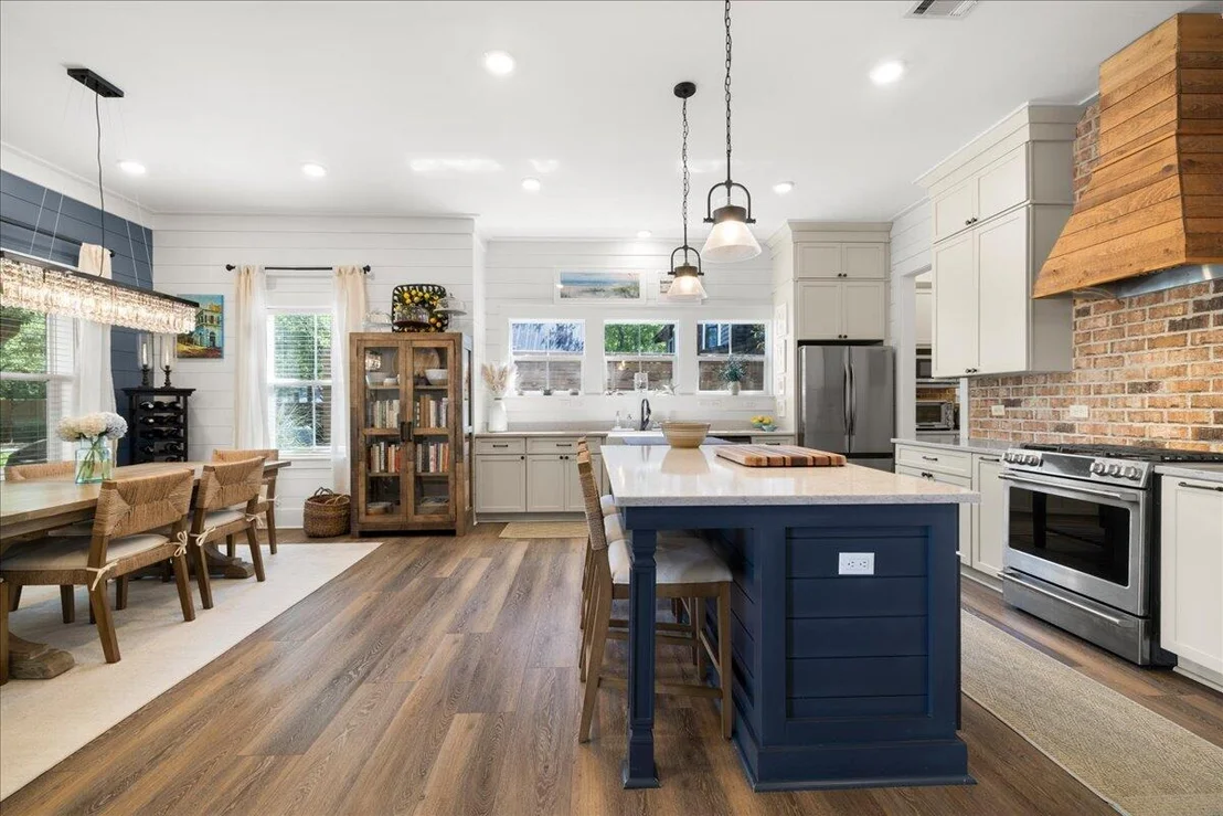 Photo of 103 W Bayou Forest Drive