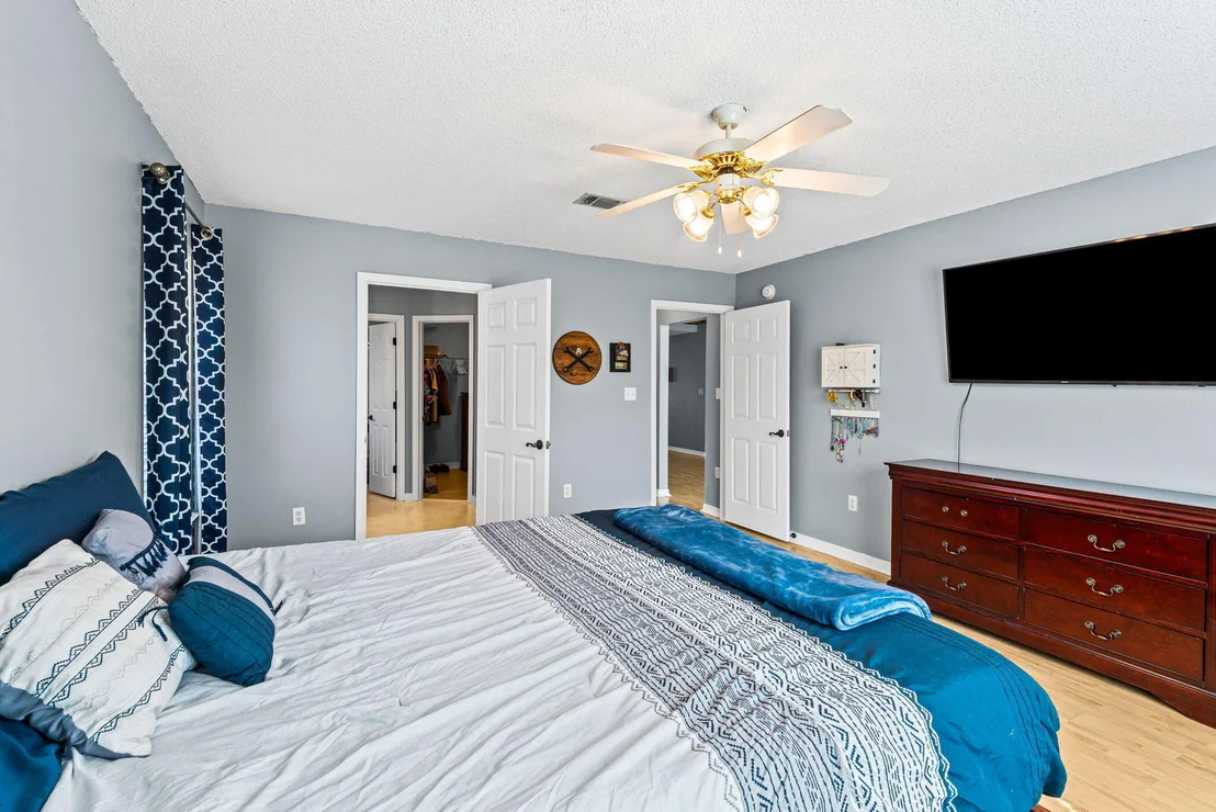 Photo of 560 Rough Leaf Lane