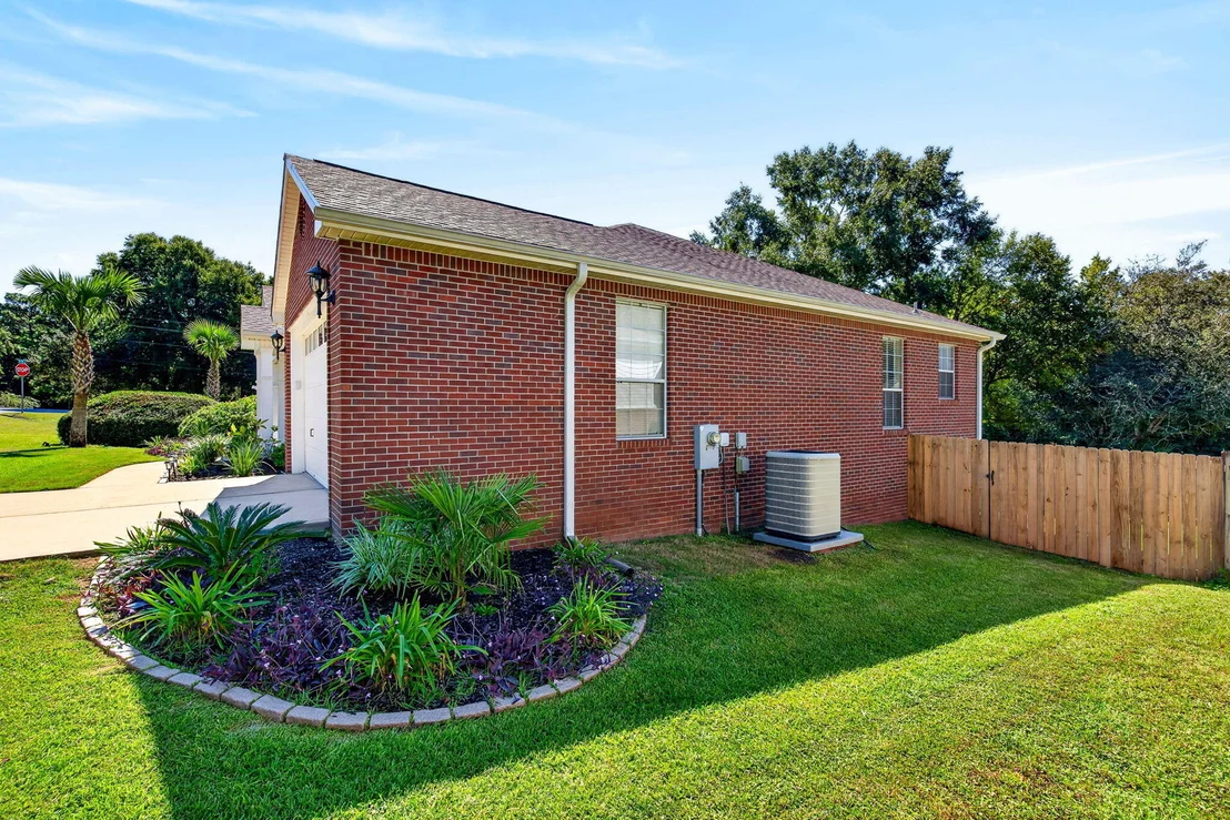 Photo of 601 W Lynn Brook