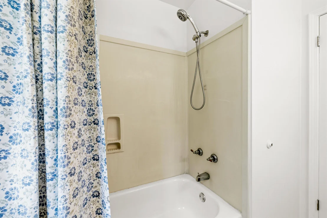 Photo of 610 W Lynn Brook