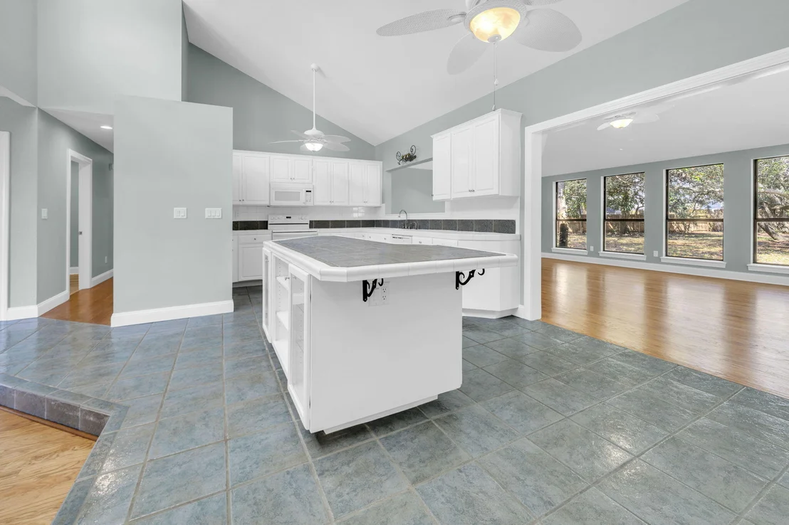 Photo of 845 N Lakeside Drive