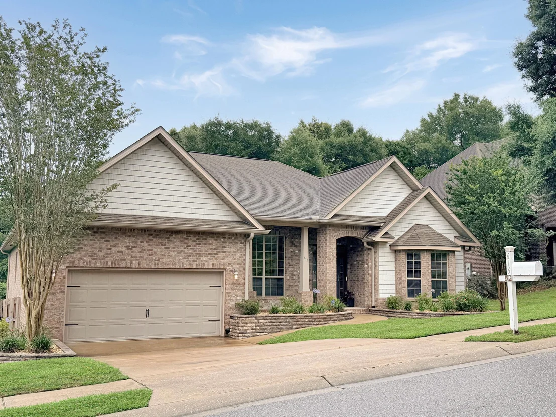 Photo of 616 Red Fern Road
