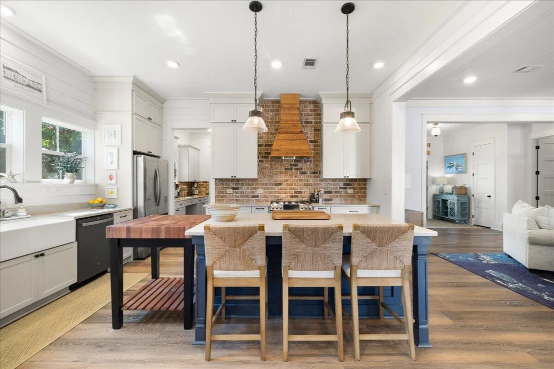 Photo of 103 W Bayou Forest Drive