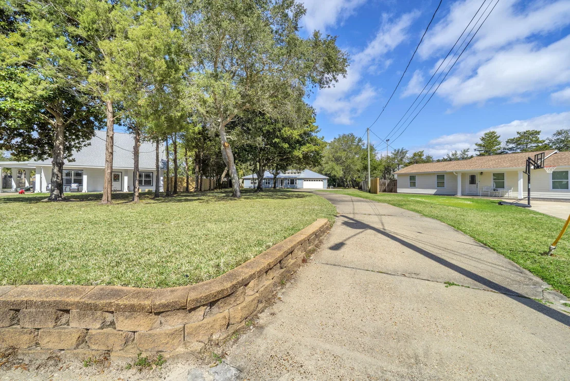 Photo of 845 N Lakeside Drive