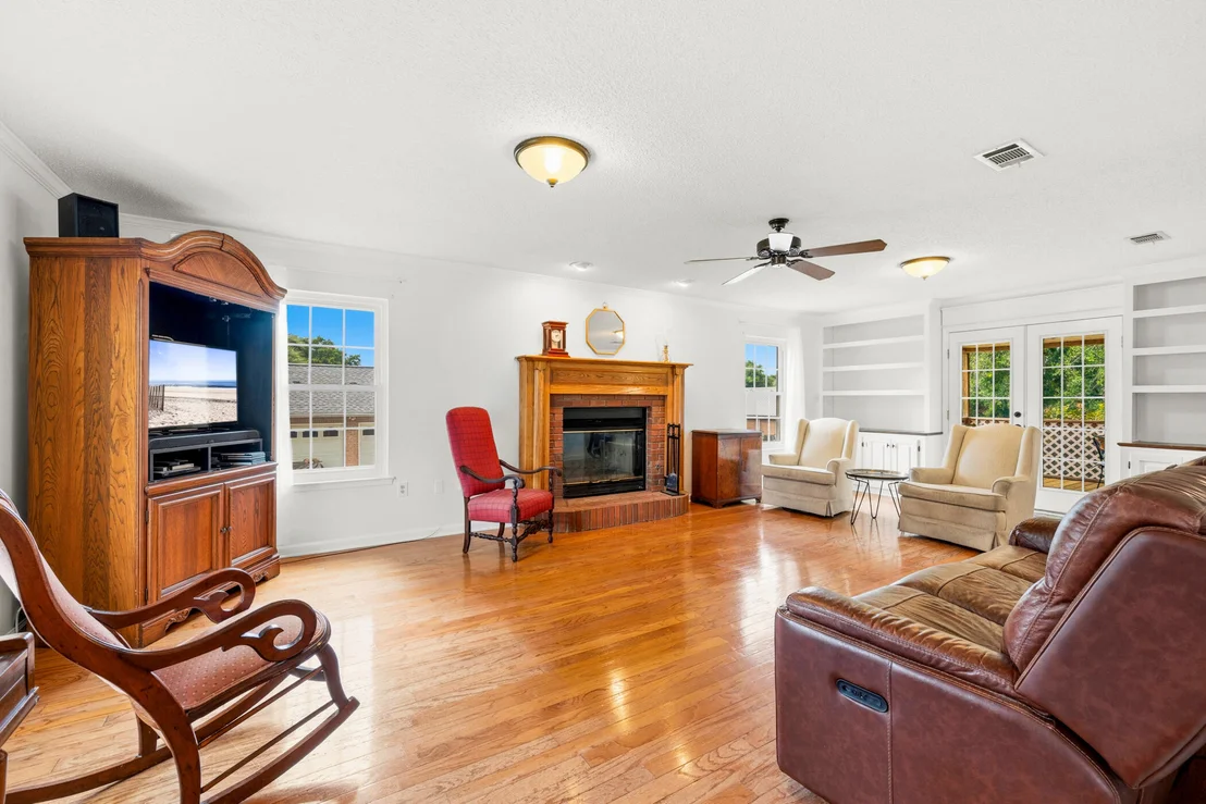 Photo of 610 W Lynn Brook