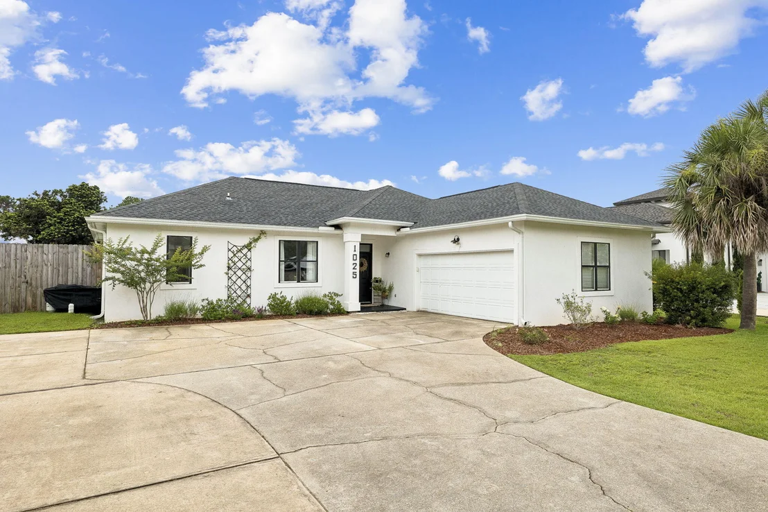 Photo of 1025 Forest Shore Drive