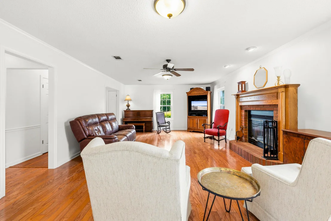 Photo of 610 W Lynn Brook