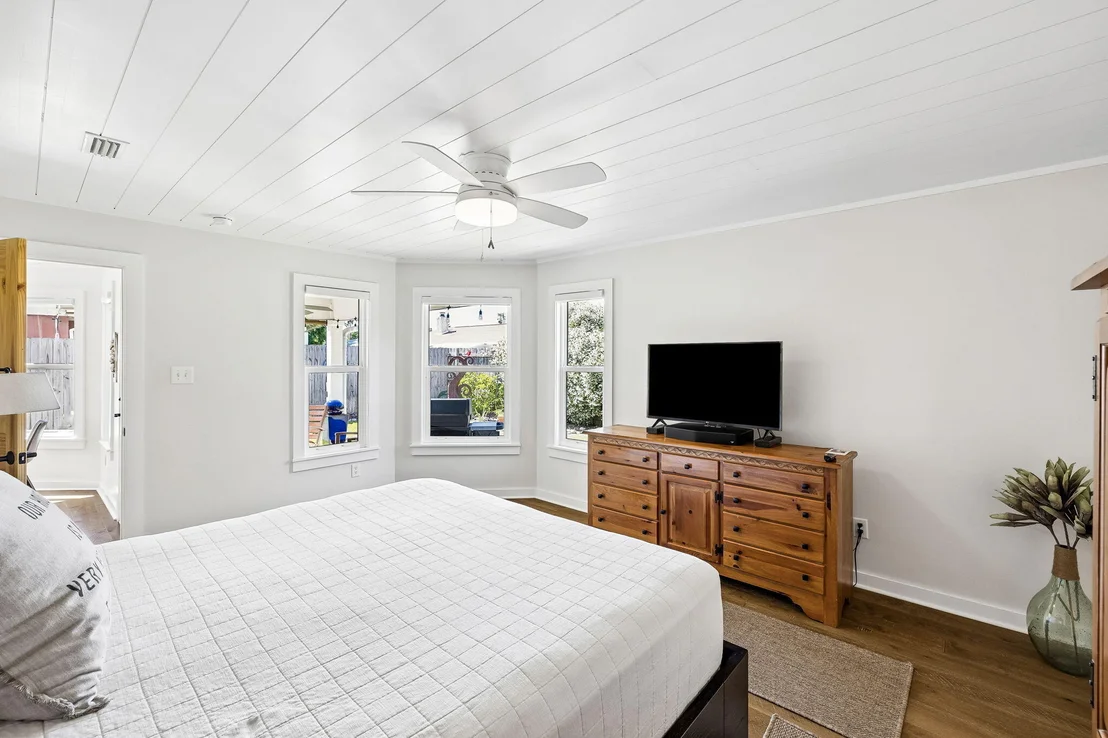 Photo of 331 Oleander Avenue