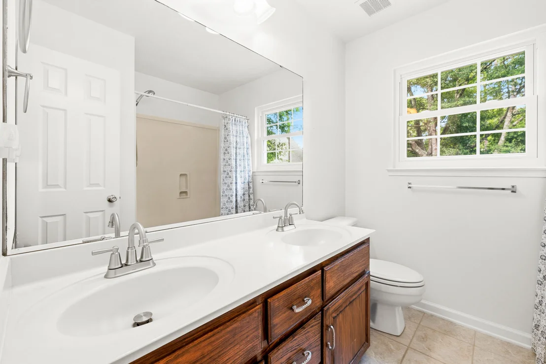 Photo of 610 W Lynn Brook