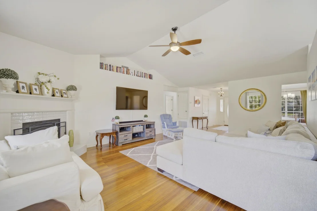 Photo of 346 Louise Circle