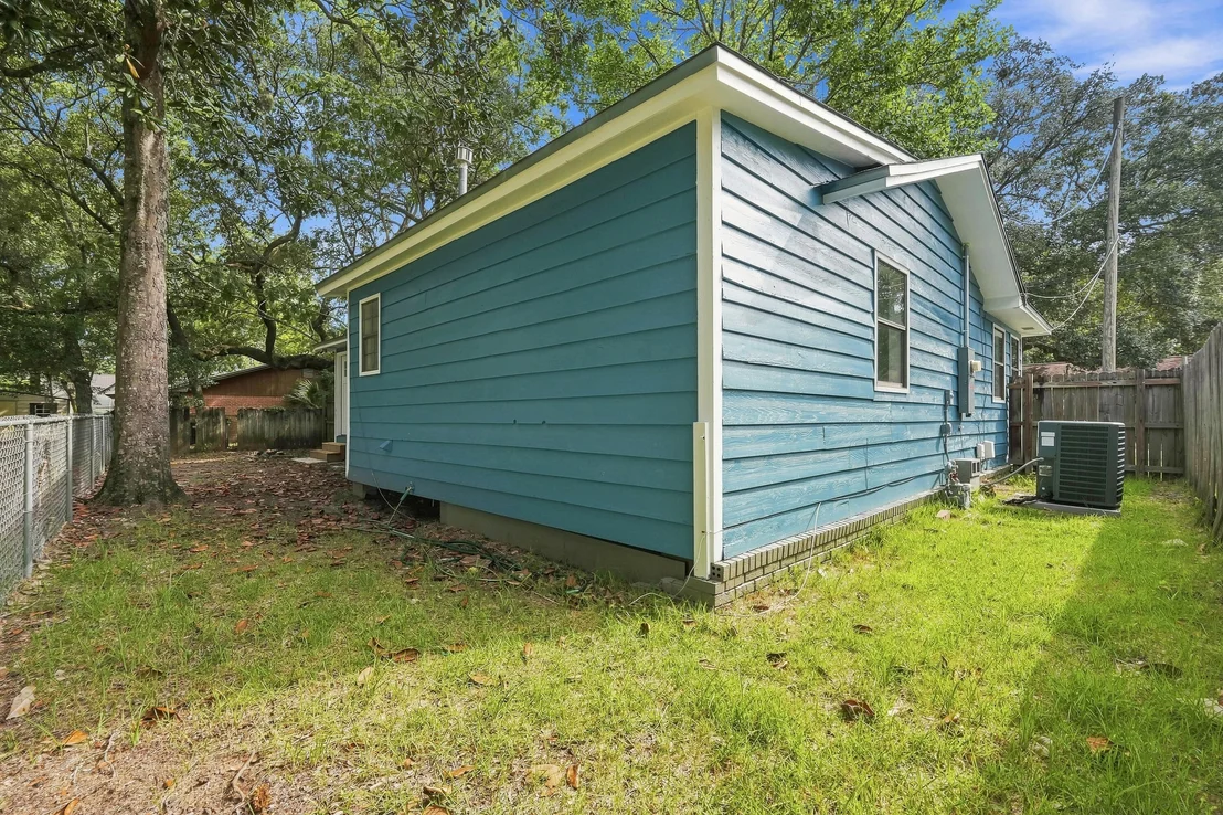 Photo of 1215 S Cedar Avenue