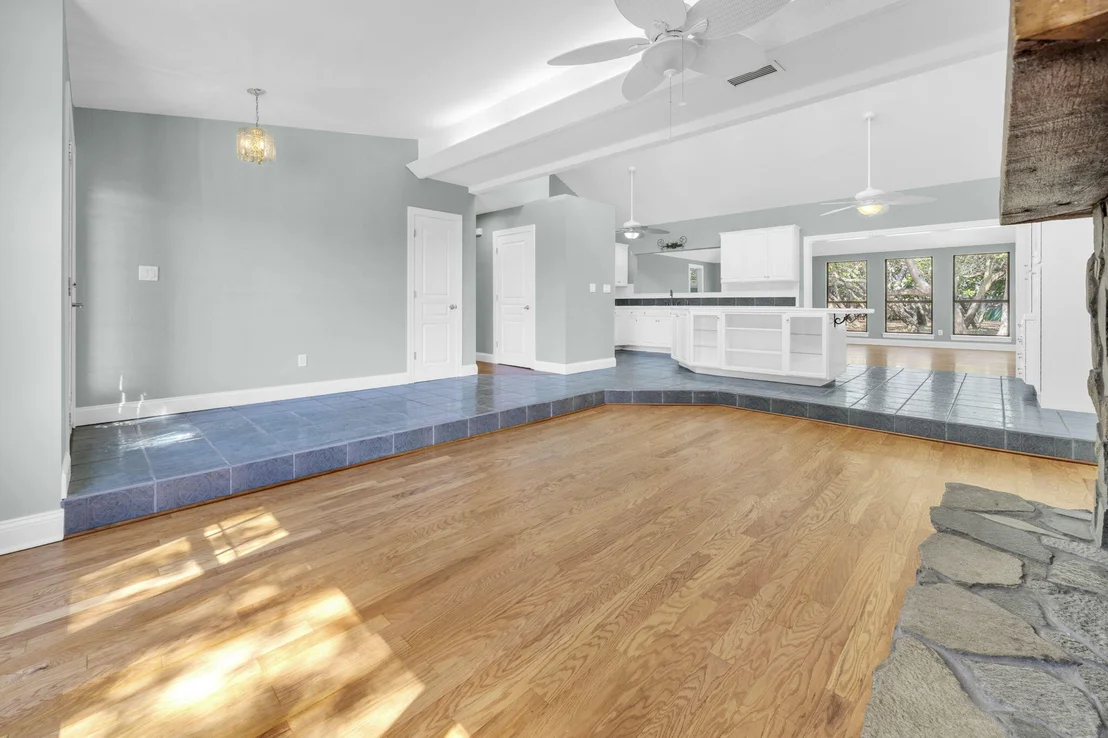 Photo of 845 N Lakeside Drive
